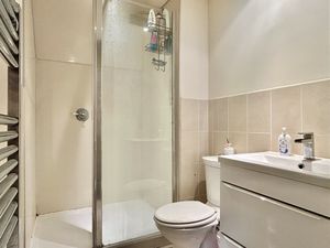 Master En-suite- click for photo gallery